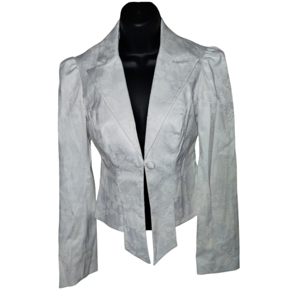Arden B NWT xs white jacket, one front button closure, pleated hem